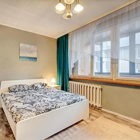 בית הארחה Private With Balcony Next To Station