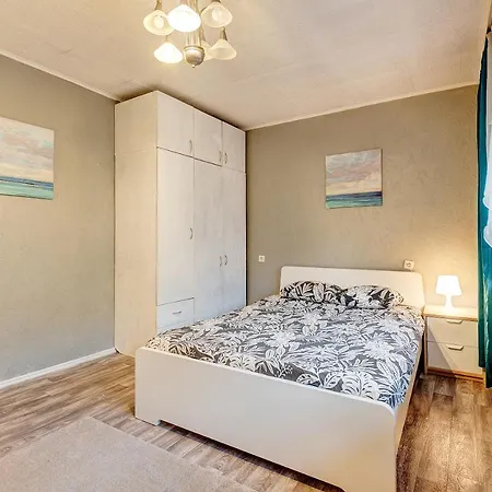 בית הארחה Private With Balcony Next To Station